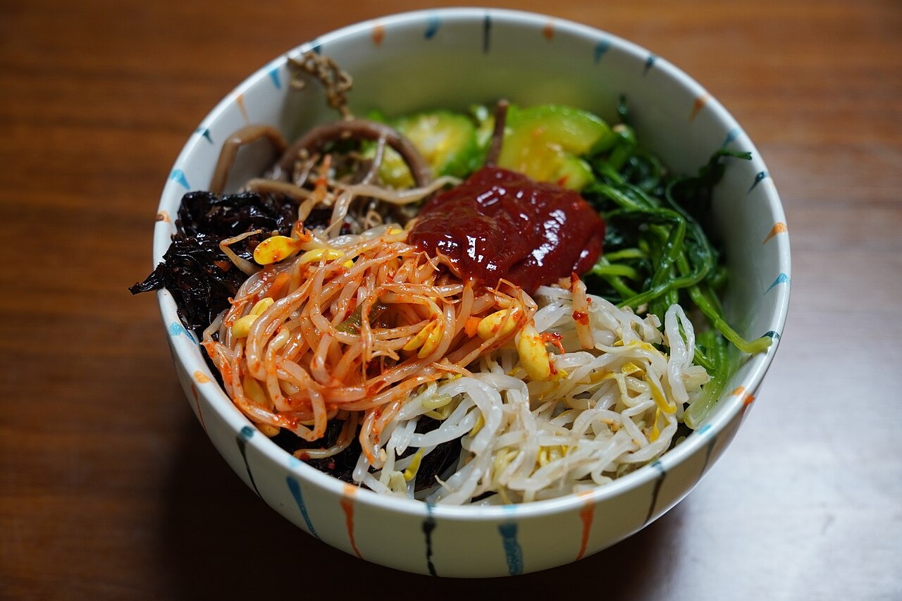 山菜を中心に盛ったビビンバ。彩りは卵だけで作るものではない。