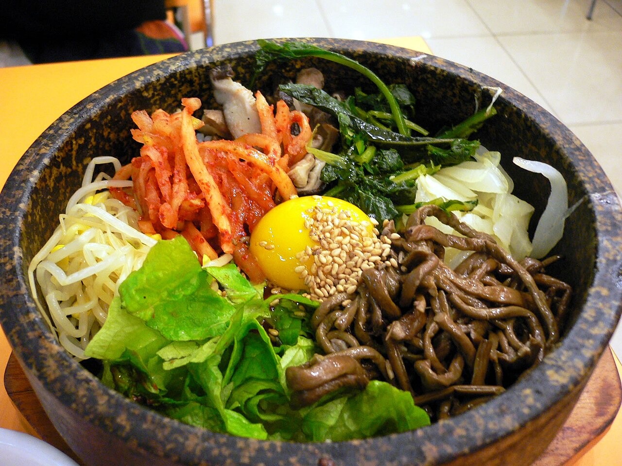 熱い石の器に、ご飯とナムルを盛ったビビンバ。