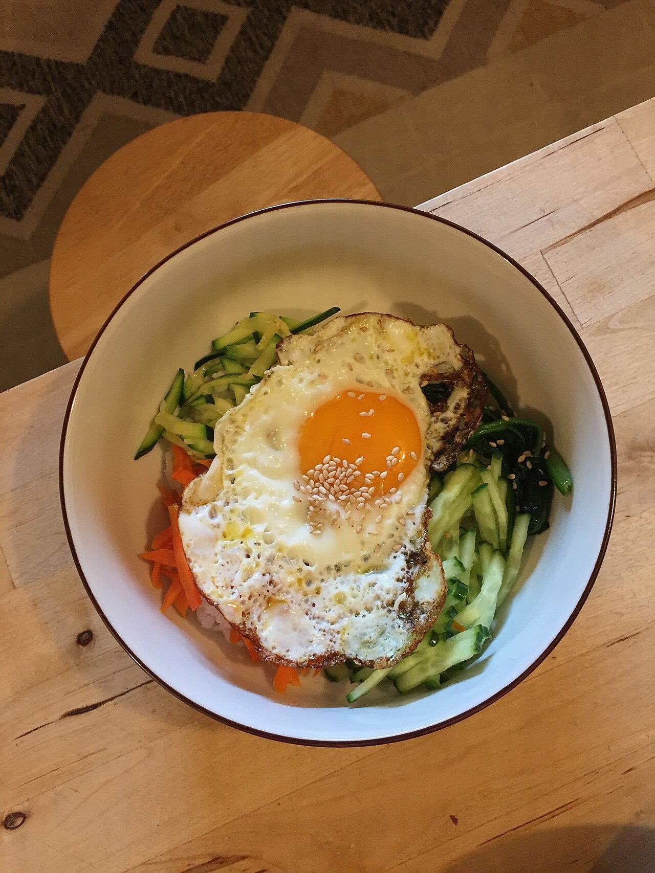目玉焼きをのせたビビンバ。卵の仕上げ方も店によって違う。