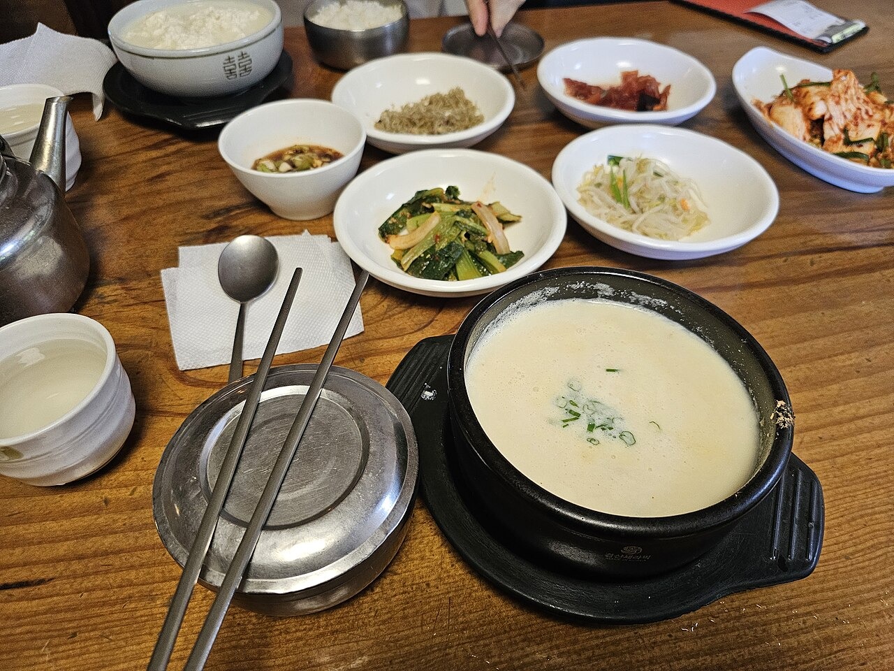 飯と小皿を並べたコンビジチゲの食卓。