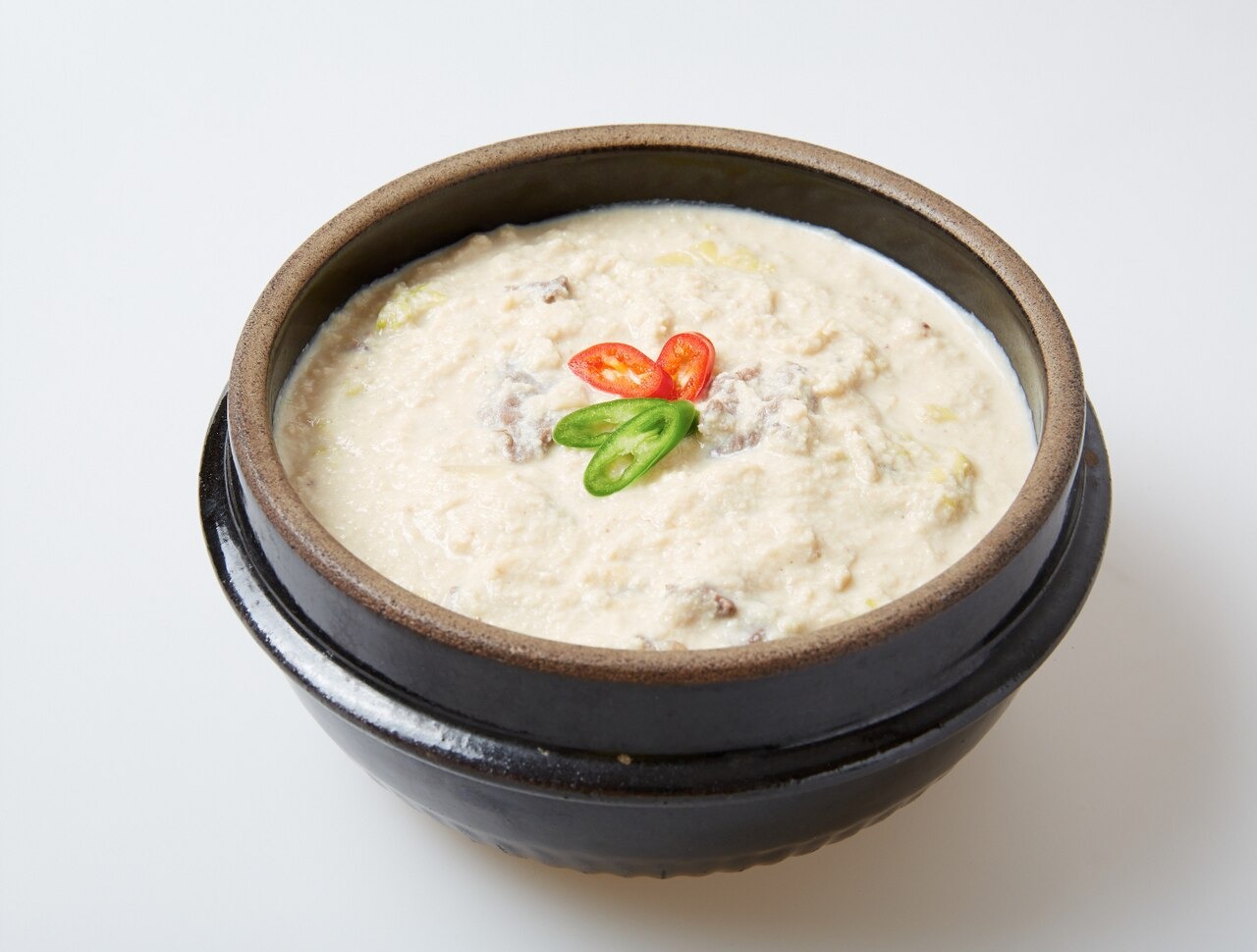 豆の材料を煮たコンビジチゲ。粗い白い粒が一杯を厚くする。