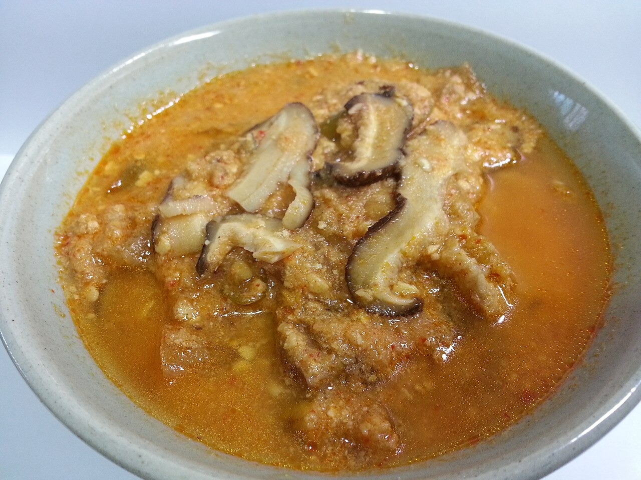 肉を合わせた赤みのあるビジの鍋。