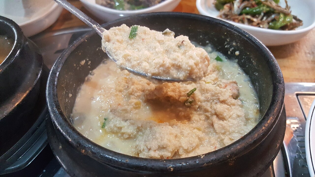 すり豆を大きく匙に載せたところ。