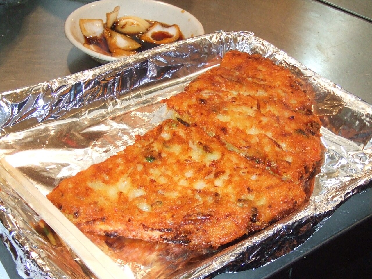 焼いたピンデトッと、玉ねぎ入りのつけだれ。