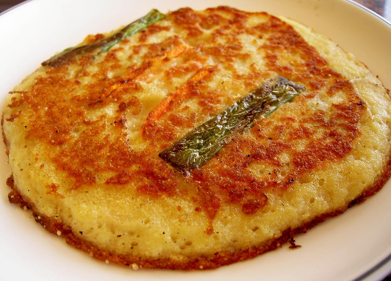 緑豆の生地を丸く焼いたピンデトッ。表面にこんがりした焼き色。