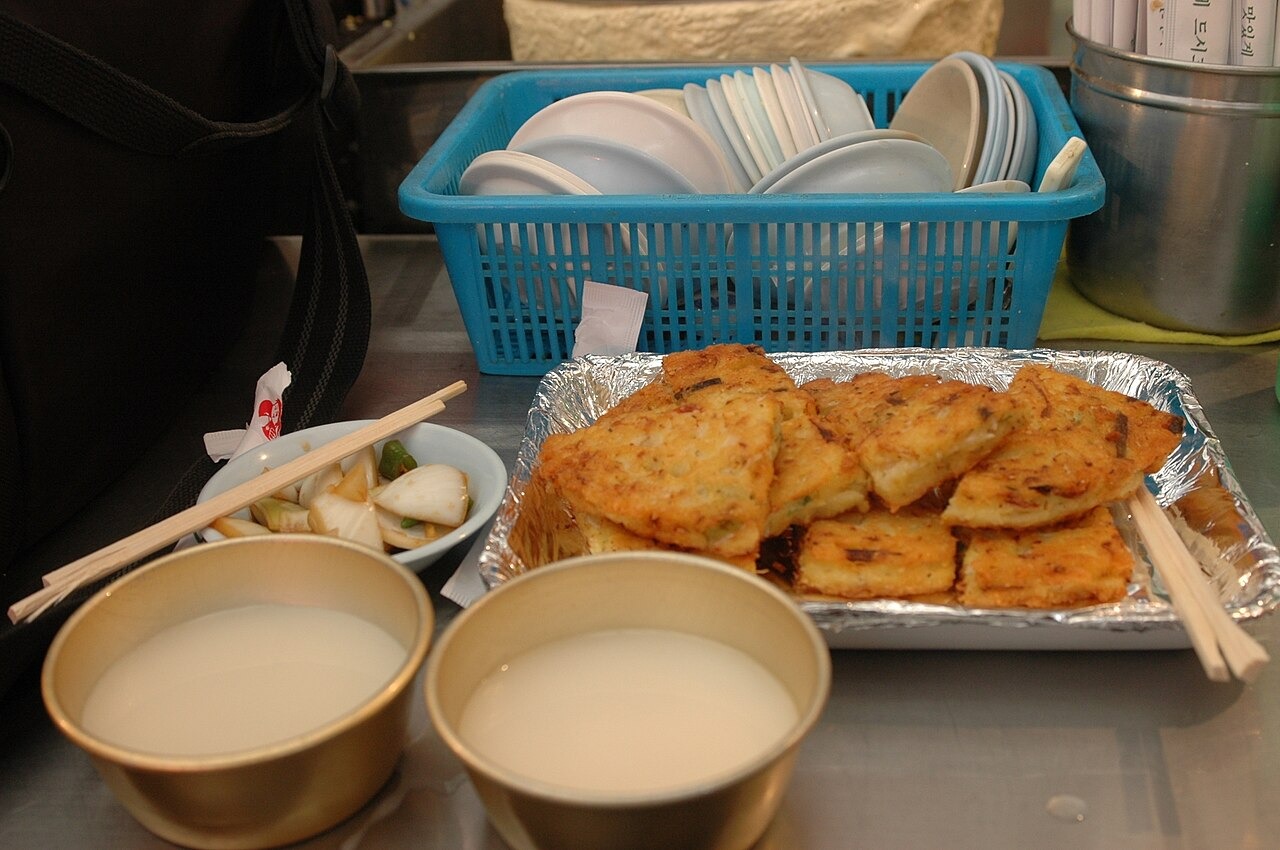 切った緑豆チヂミと、マッコリの杯。
