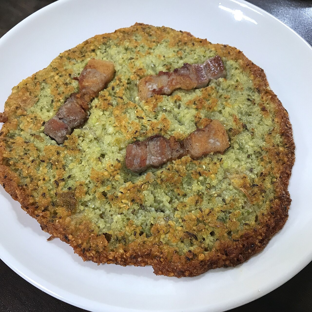 肉などを表面に合わせた、緑豆のチヂミ。