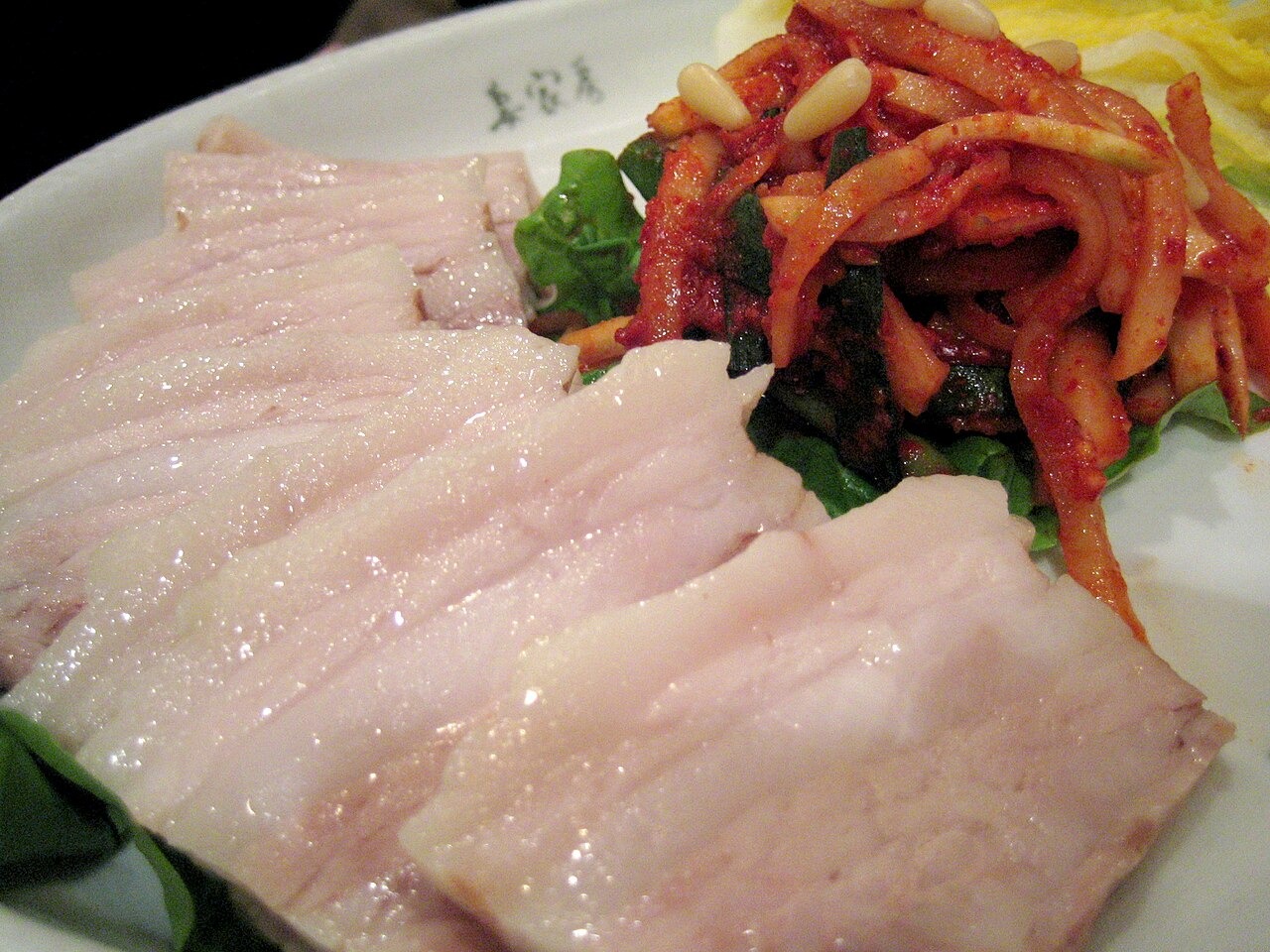 豚肉の赤身と脂身に、辛い大根などを合わせる。