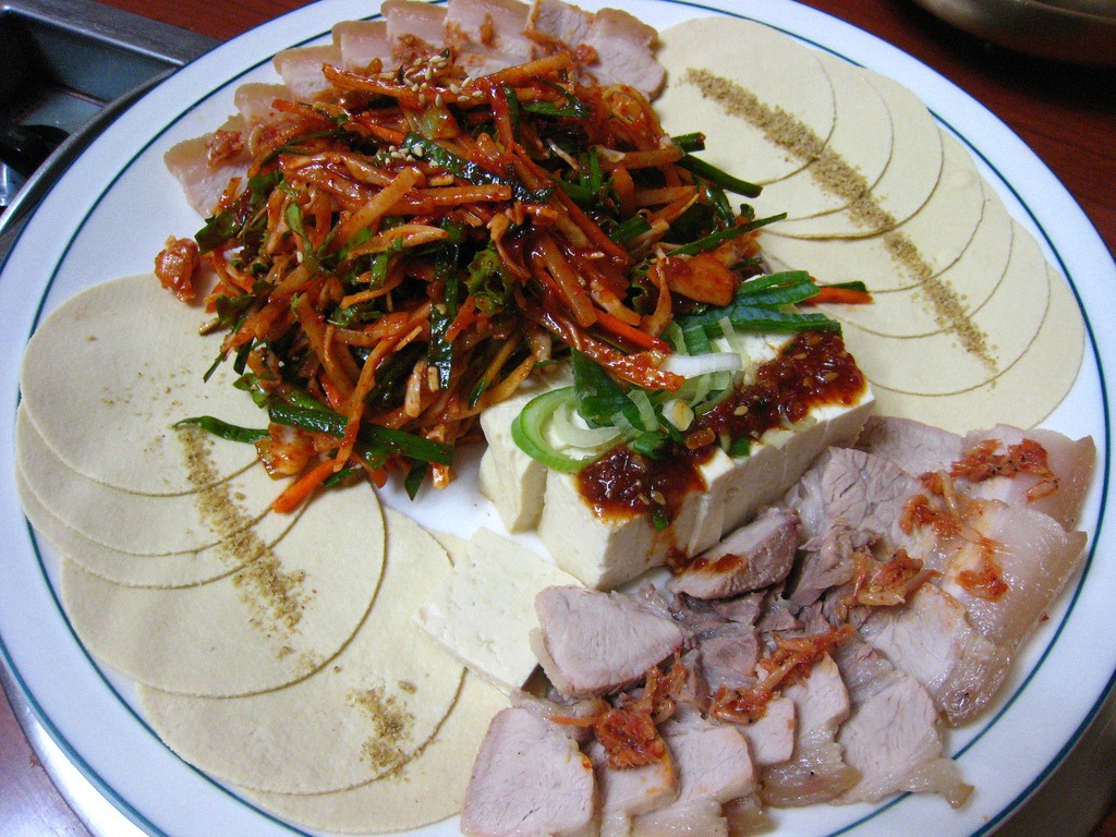 皮付きの豚肉を、薄く切って積み重ねたところ。