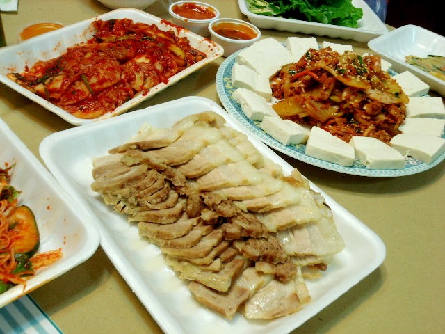 豚肉と豆腐、キムチなどを合わせた食卓。