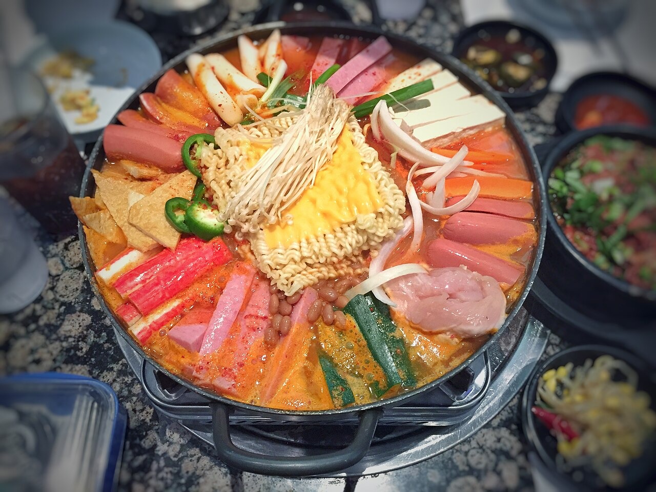 乾いた麺をのせた、加熱途中の鍋。
