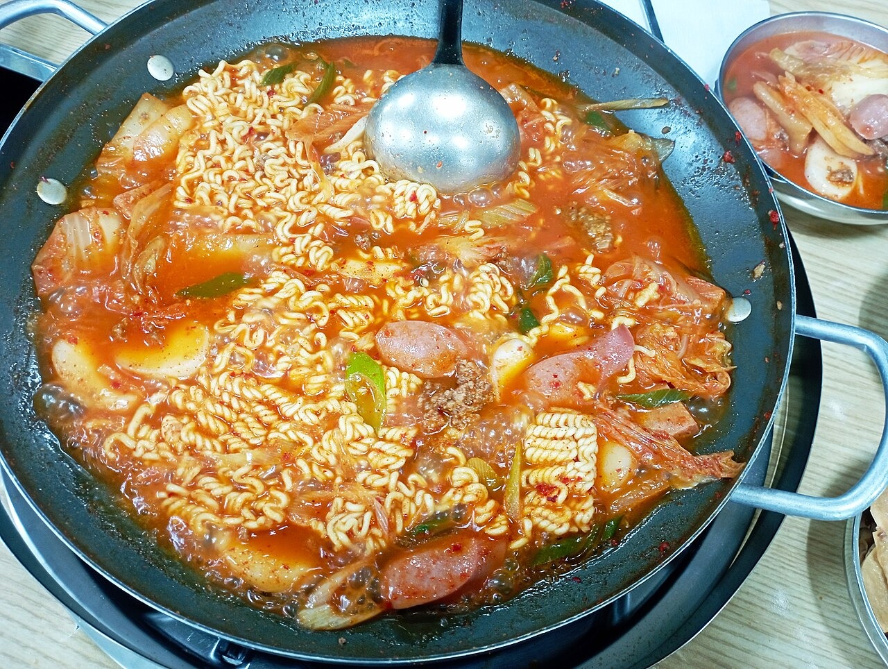 大きな鍋に麺と具を盛ったプデチゲ。