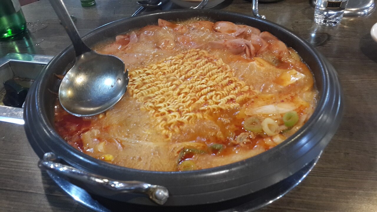 麺を加え、鍋全体で煮るプデチゲ。