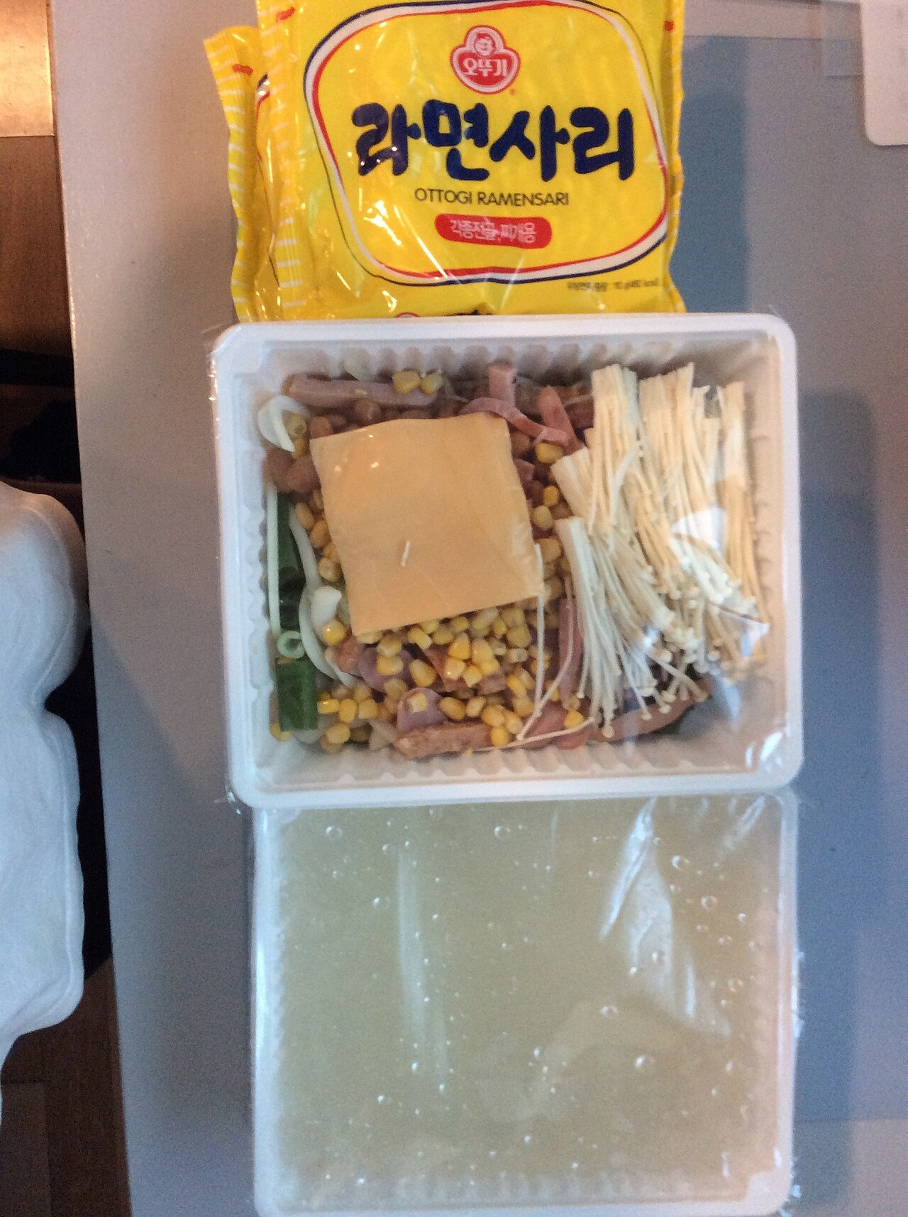 鍋の具と追加用の麺を準備した状態。