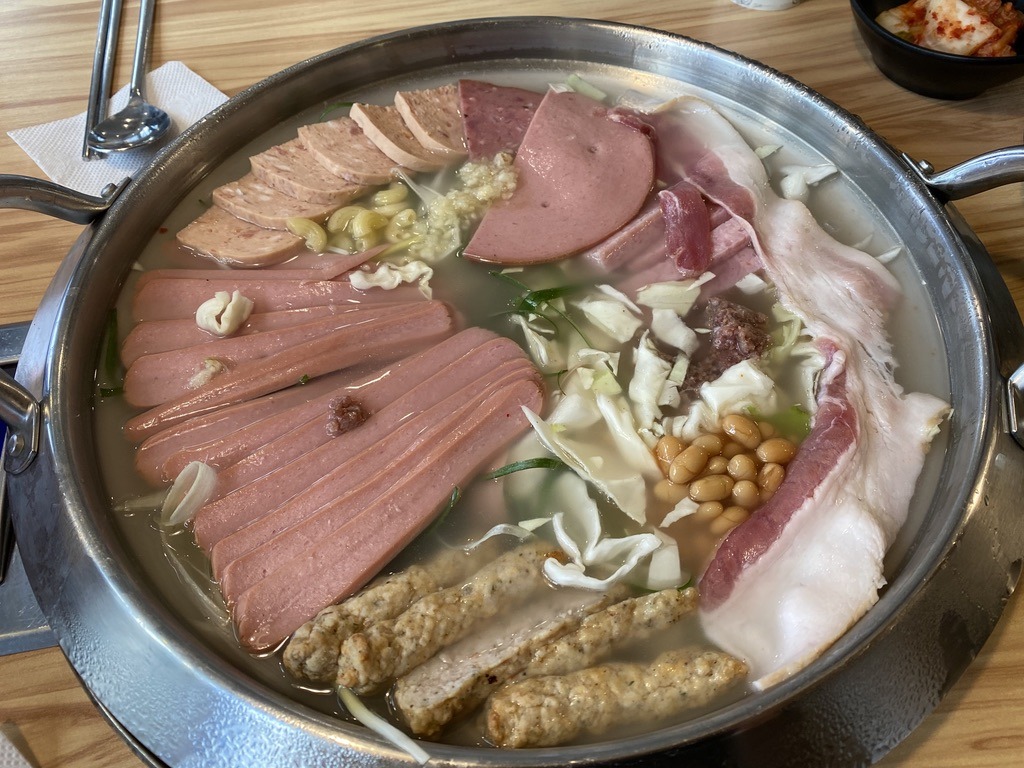薄切りのソーセージなどを、鍋に並べたところ。