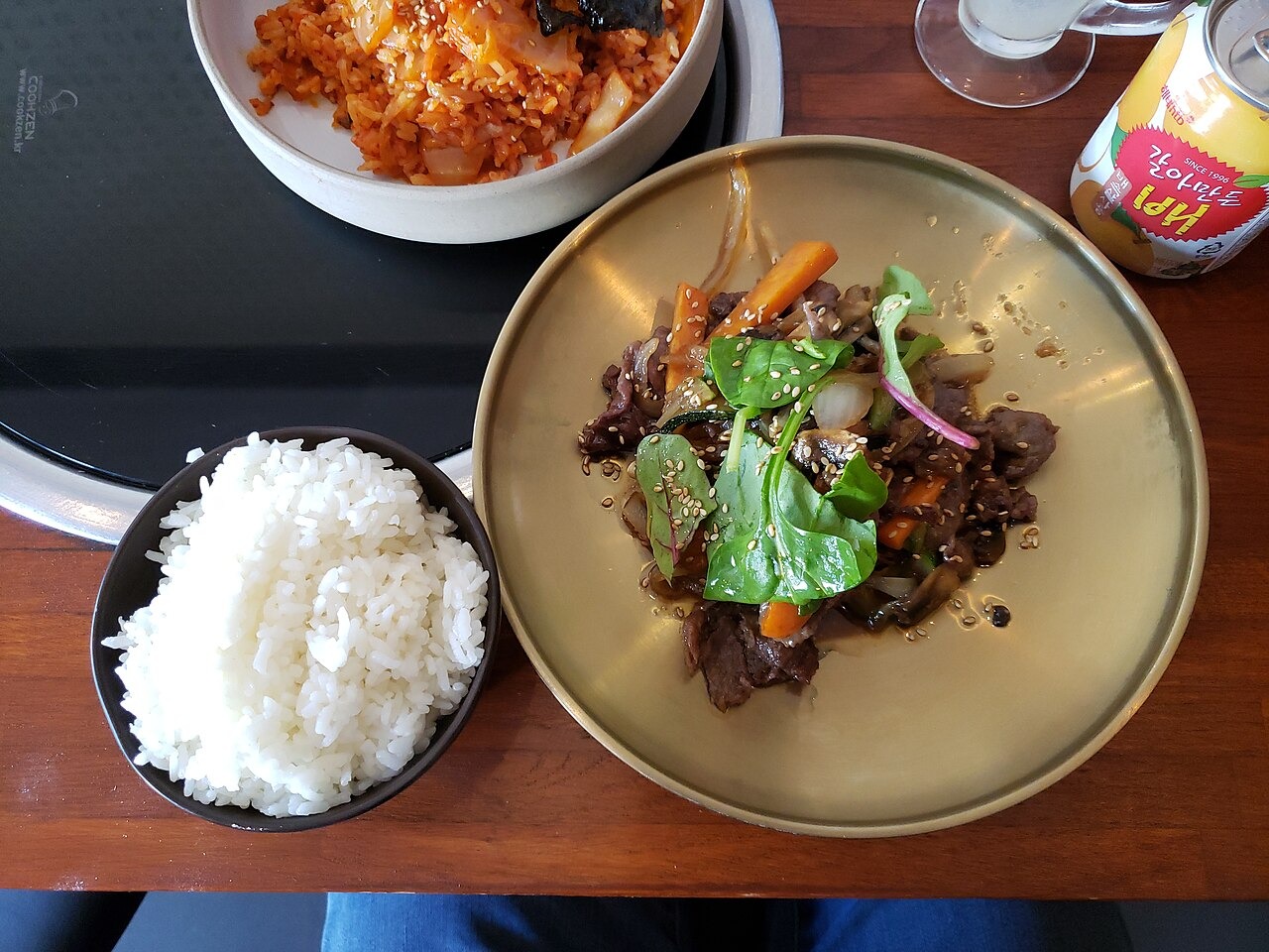 ご飯や葉野菜とともに盛った牛肉料理。