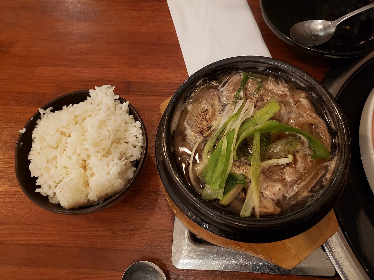 土鍋で汁ごと熱く仕上げるトゥッペギ・プルコギ。