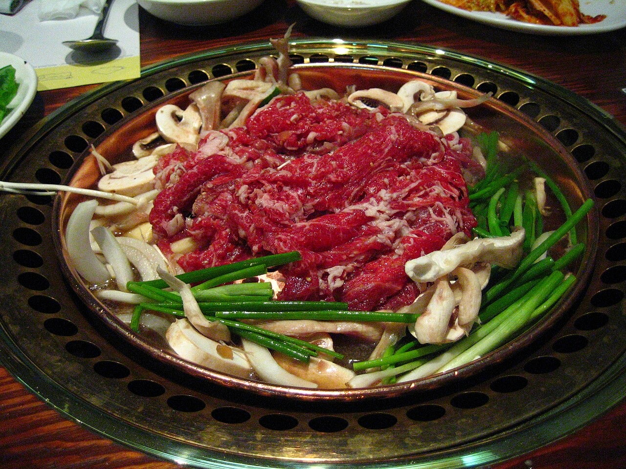 焼く前の薄切り肉をのせた、盛り上がった形の焼き台。