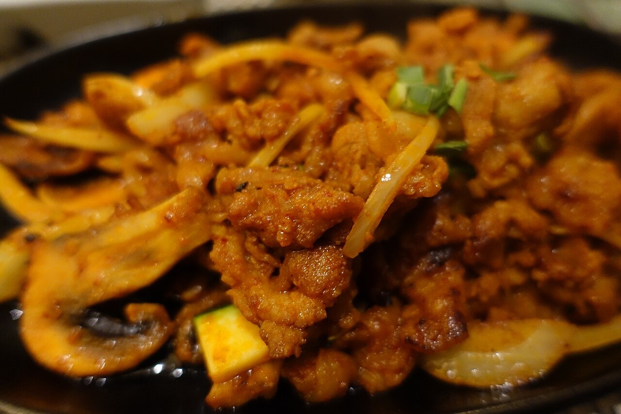 赤い味付けの豚肉プルコギ。牛肉のしょうゆ味とは別の系統。