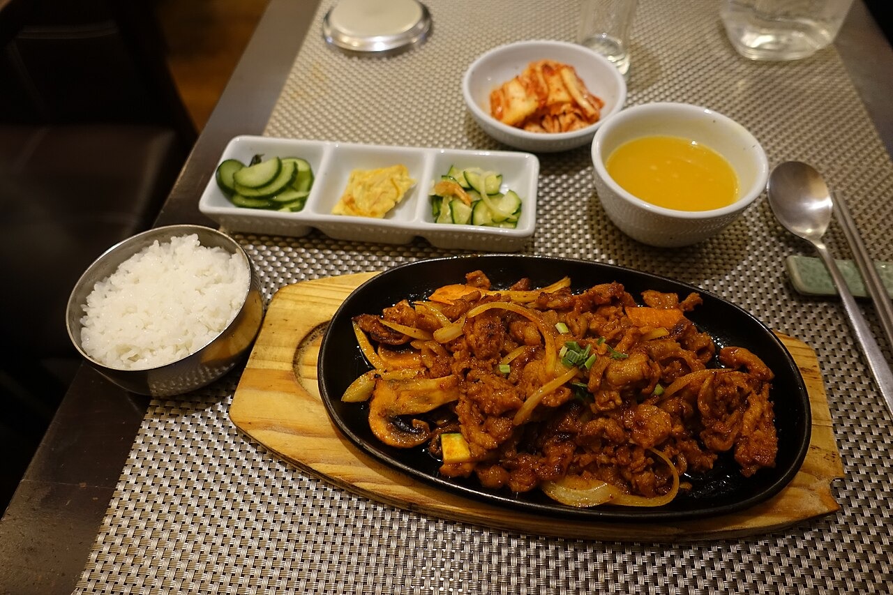 飯や小皿と合わせた豚のプルコギ。