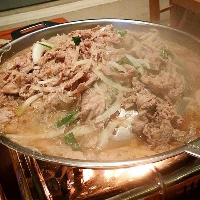 汁気のある焼き台で煮焼きするプルコギ。