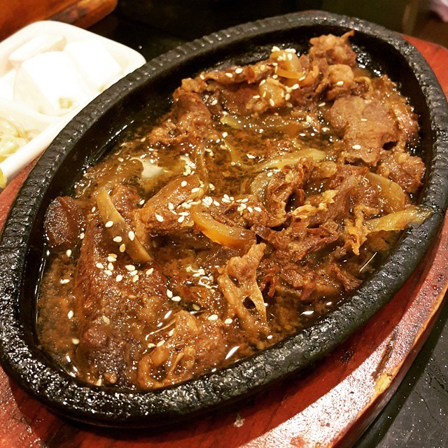 たれをまとった牛肉を、皿に盛ったプルコギ。