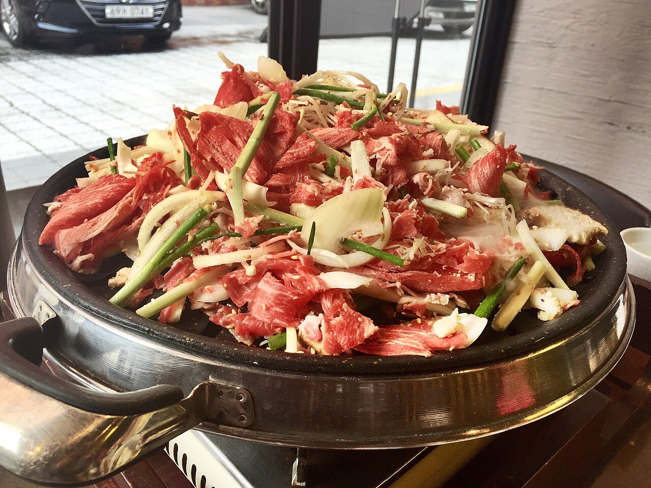 肉と野菜を焼き台に並べた、加熱前の状態。