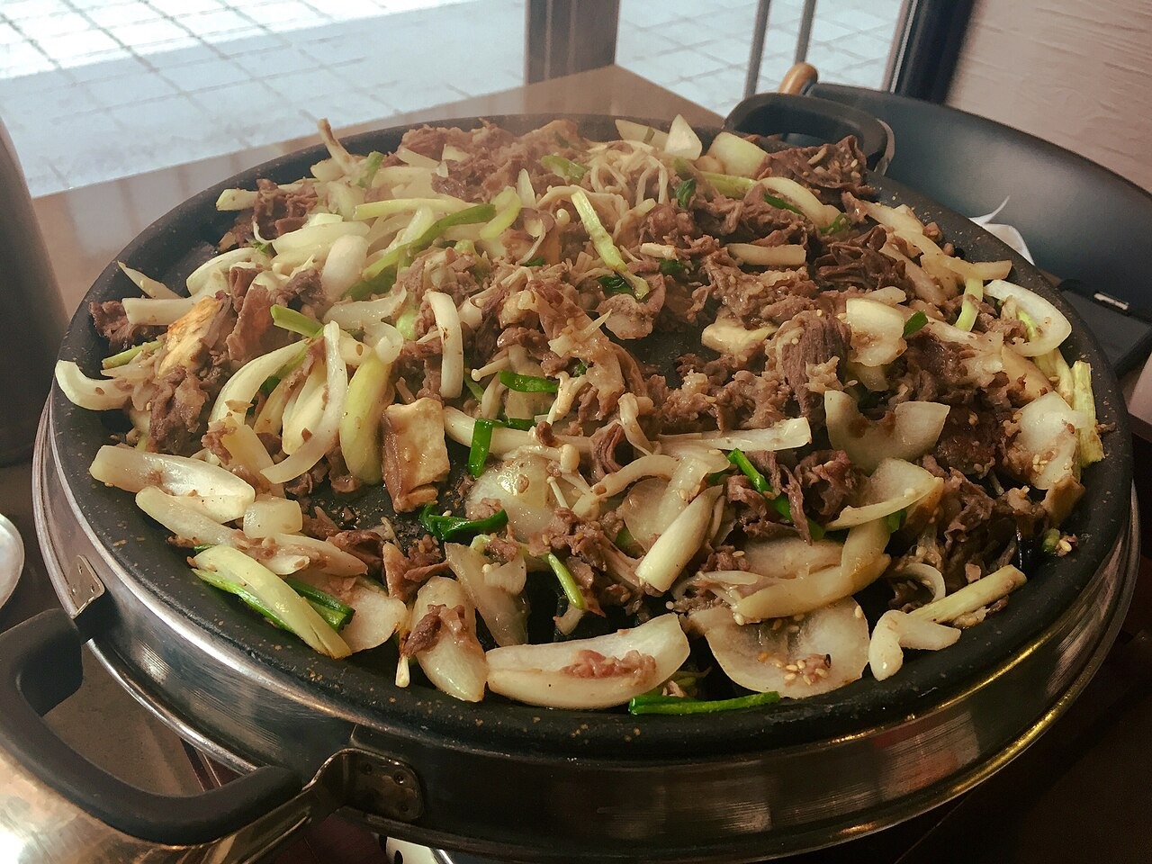 肉に火が通り、野菜と一緒に仕上がったプルコギ。