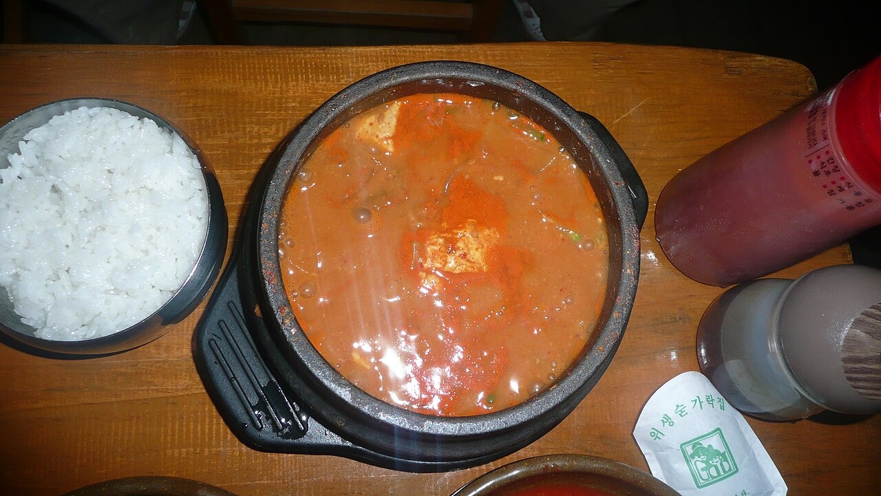 赤い薬味を使う豆の鍋の食卓。