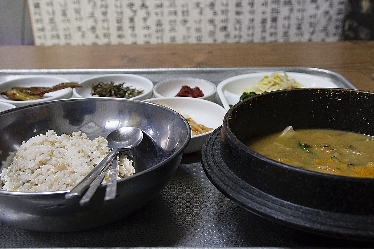 飯や小皿と合わせた豆のチゲ。
