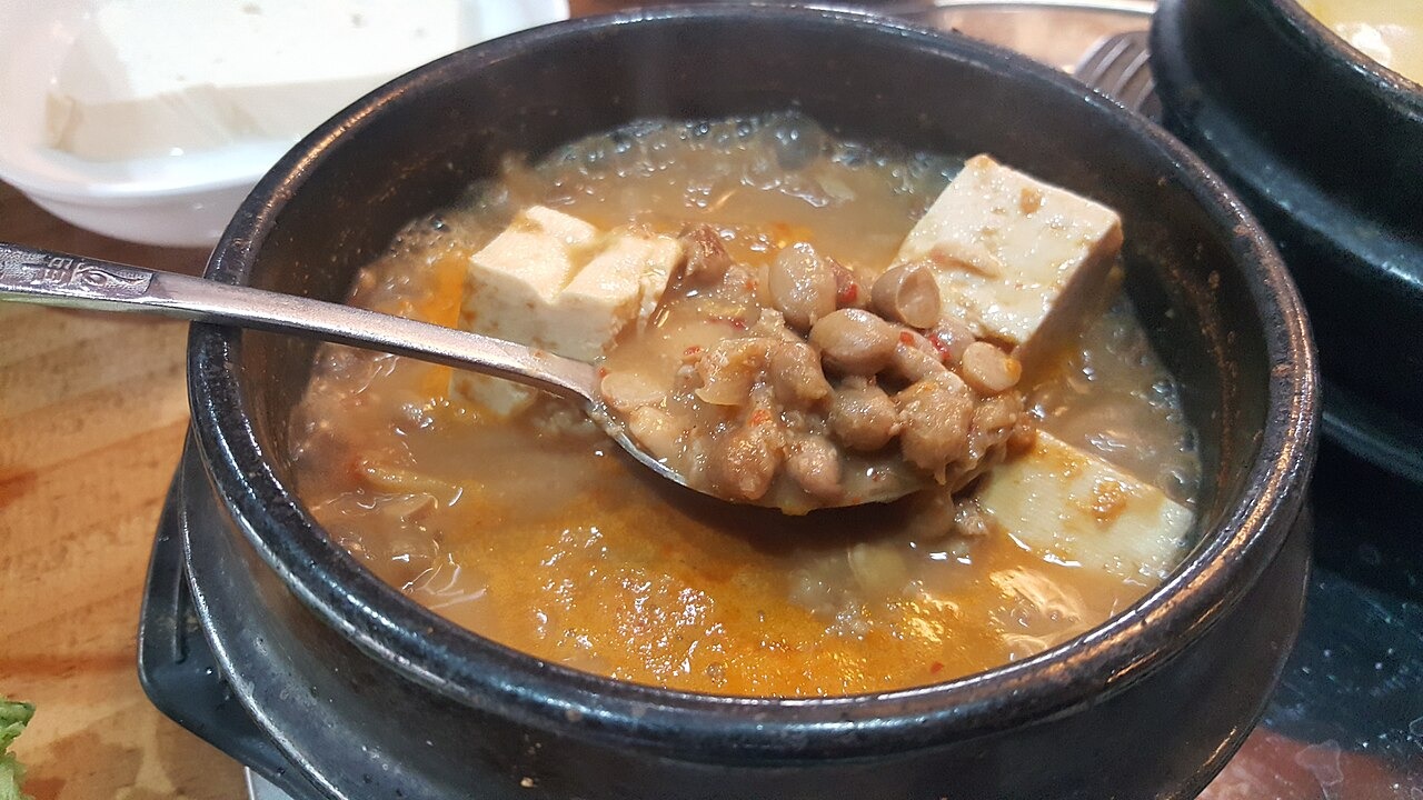匙に豆と豆腐をすくったところ。