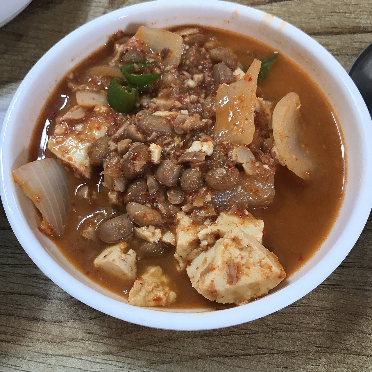 豆の汁をすくうところ。