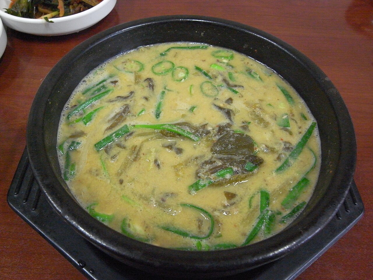 鍋に盛ったドジョウの汁。