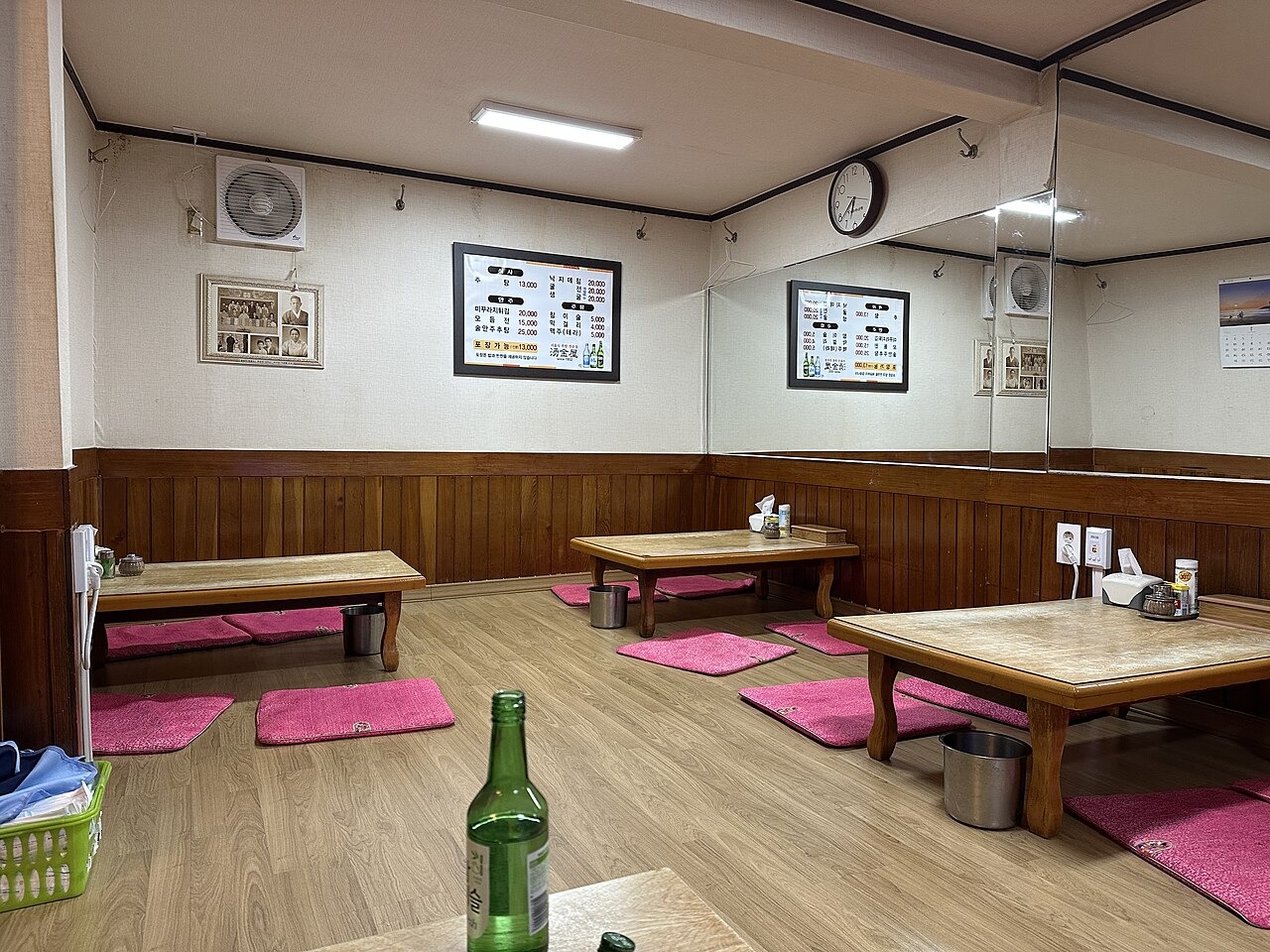 湧金屋の店内の食卓。
