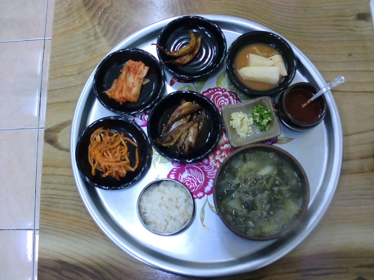 清道で出されたチュオタンの食卓。