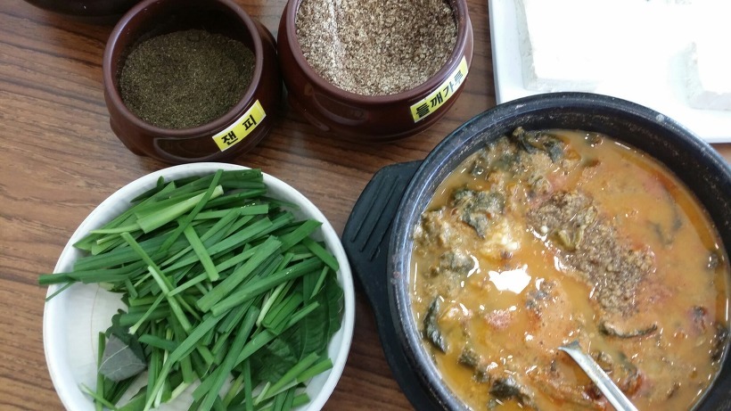 粉の薬味を添えたチュオタン。