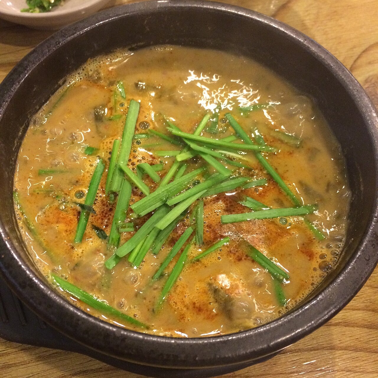 匙を添えたチュオタンの一杯。