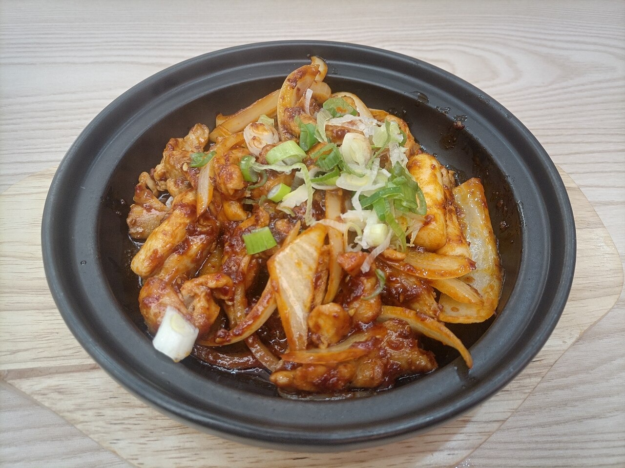 餅やねぎとともに盛ったタッカルビ。