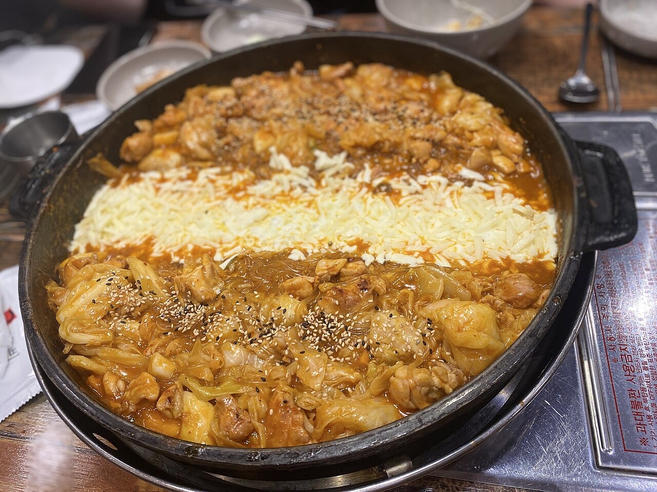 チーズを添えて仕上げた、鉄板の鶏肉料理。