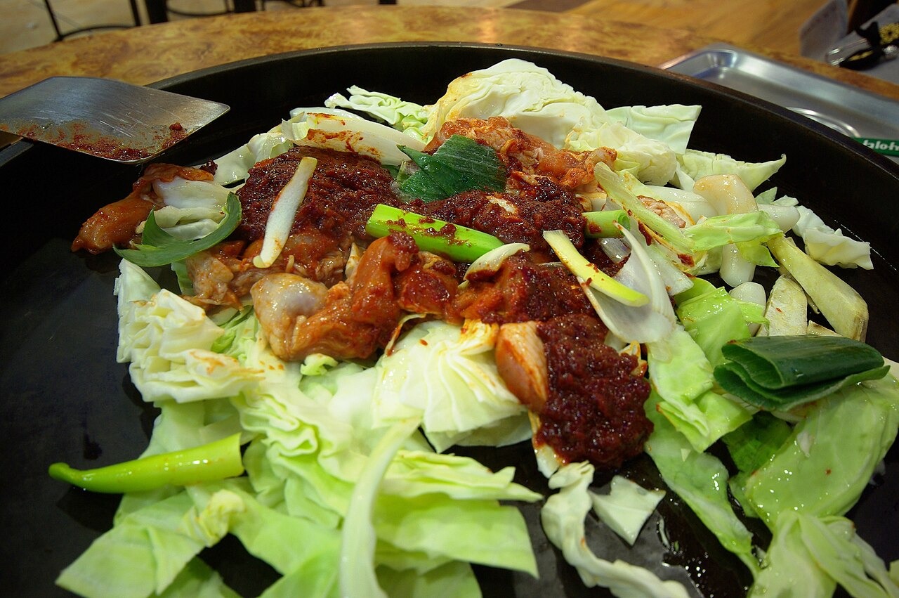 味付けした鶏肉の上にキャベツなどを積んだ、加熱前の状態。