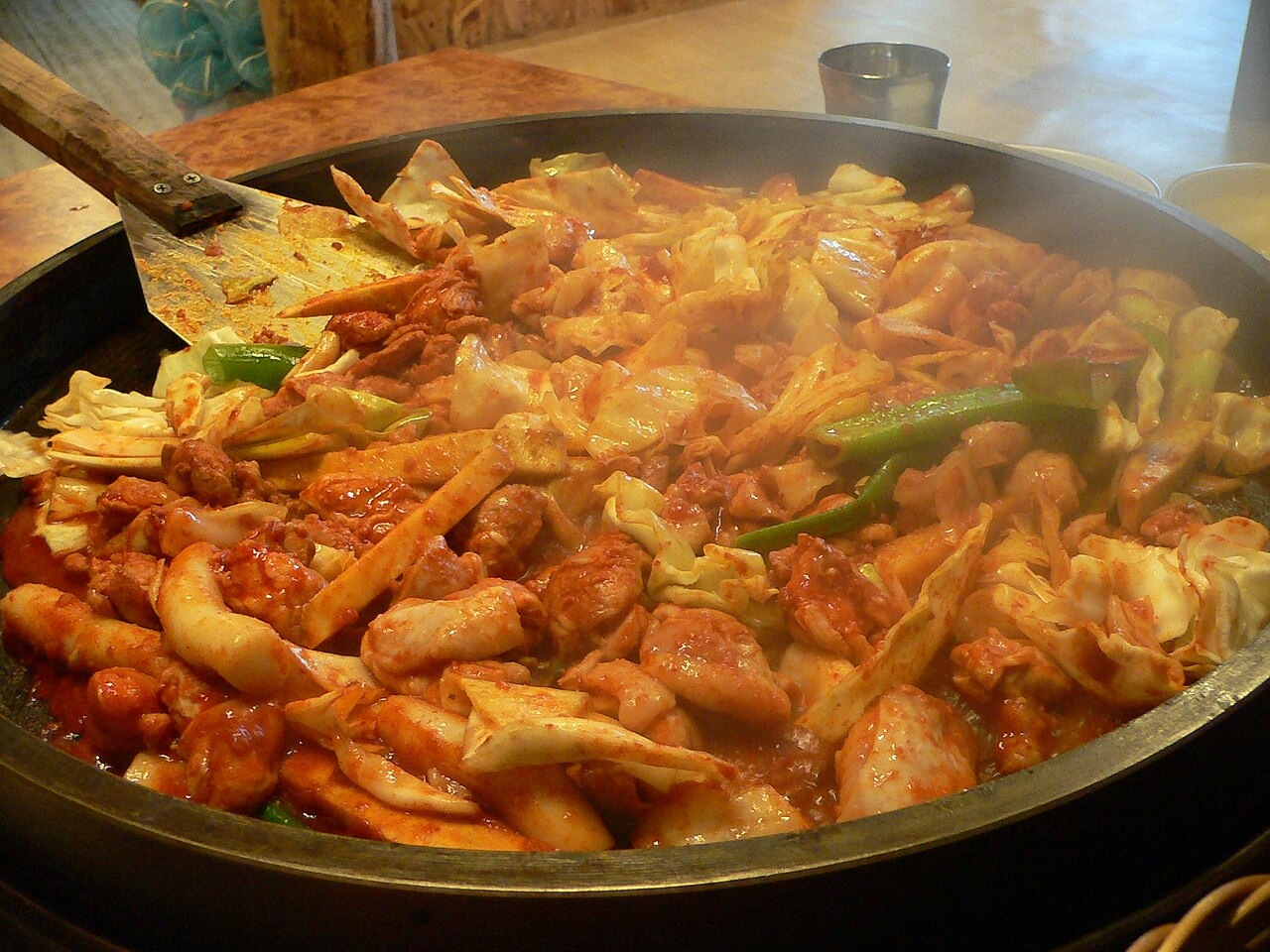 大きな鉄板に盛った、鶏肉と野菜のタッカルビ。