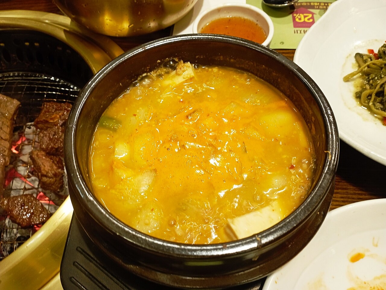 煮立ったスープと、白いご飯。