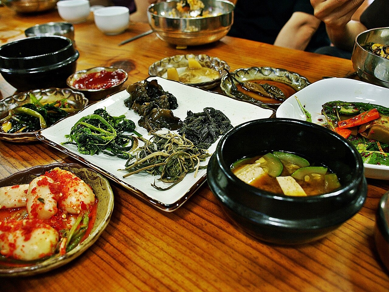 多くの副菜と、テンジャンチゲが並ぶ食卓。