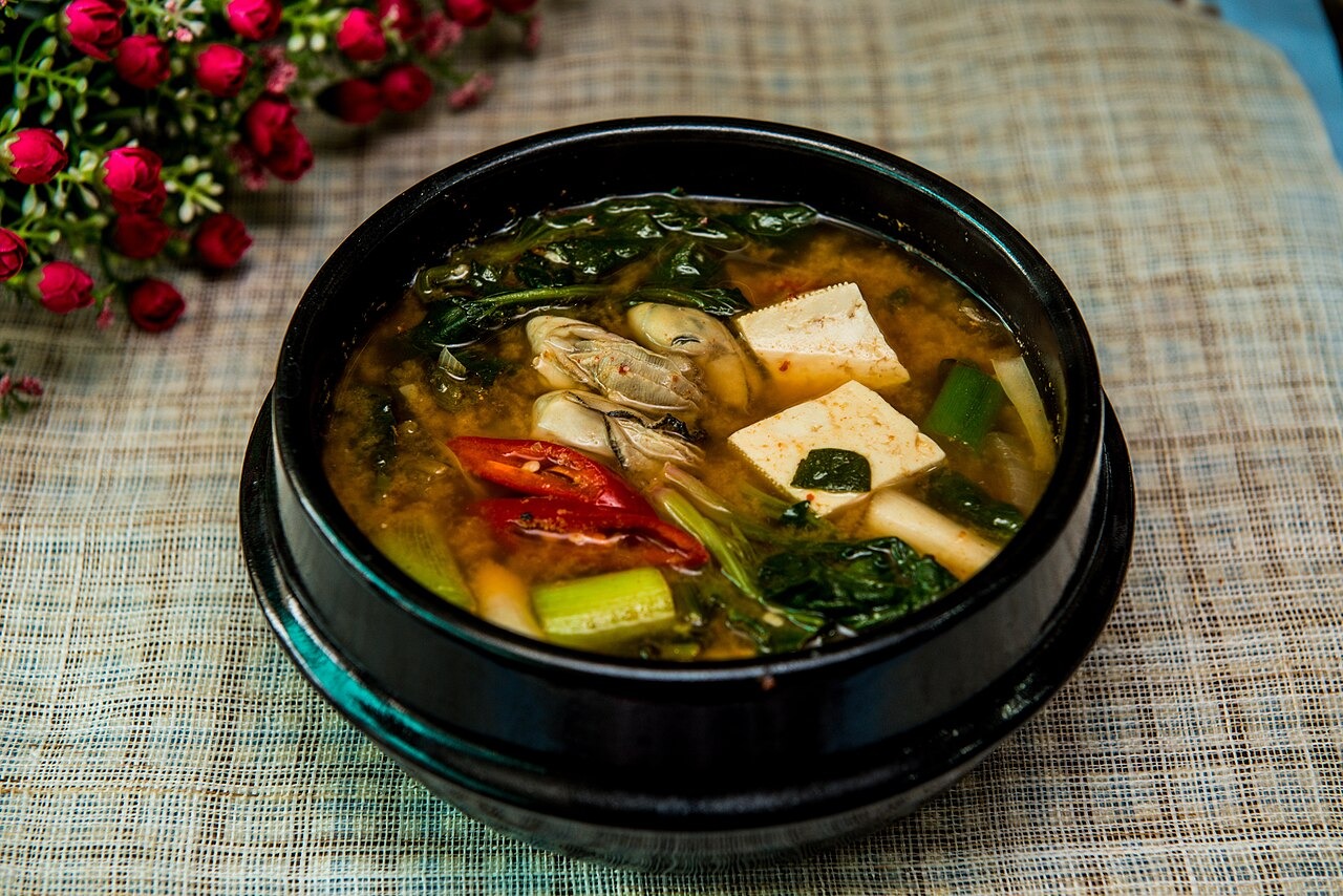 豆腐やきのこを合わせた、発酵大豆みそのテンジャンチゲ。