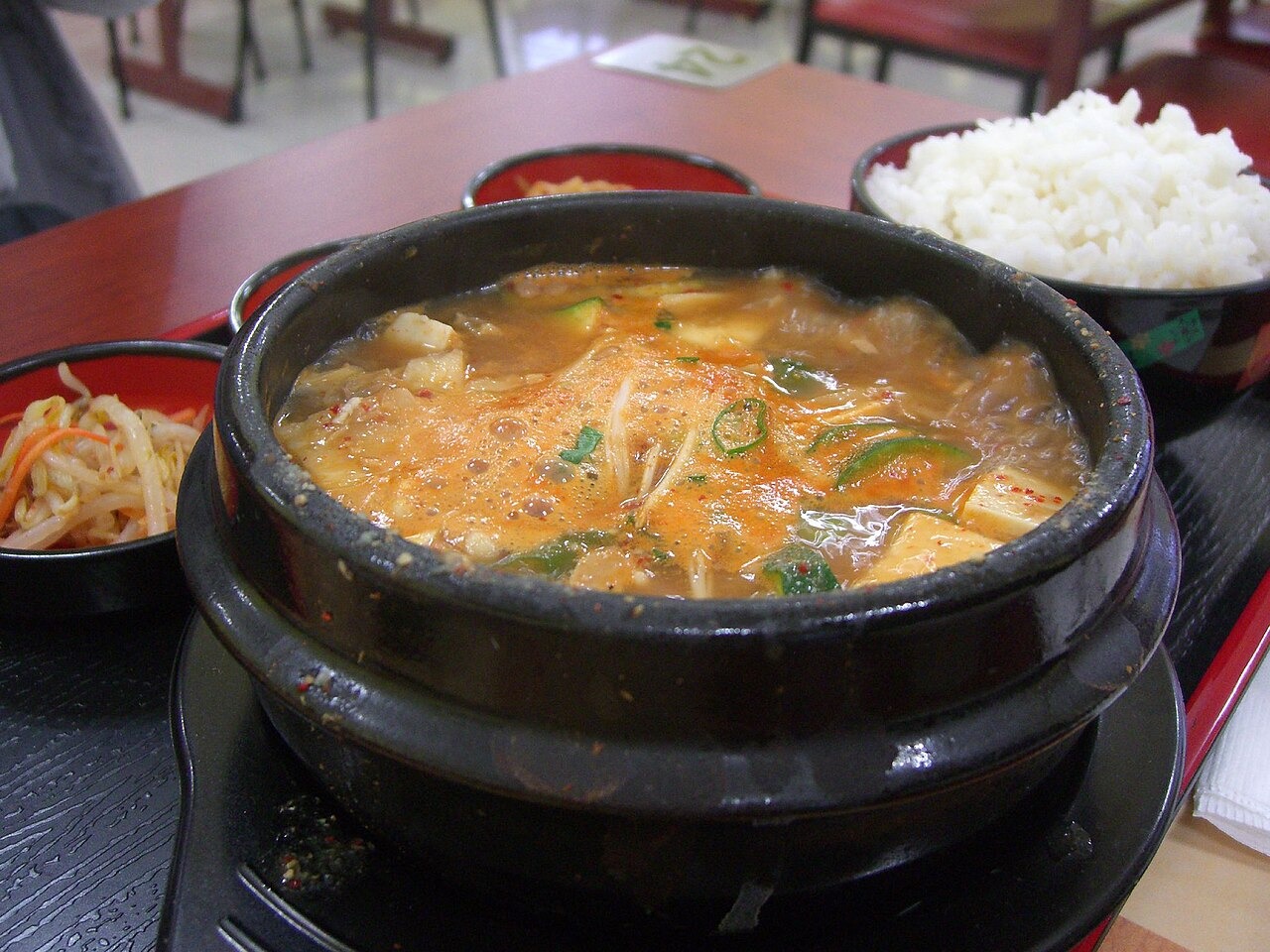 ご飯と一緒に出す、煮立ったテンジャンの鍋。