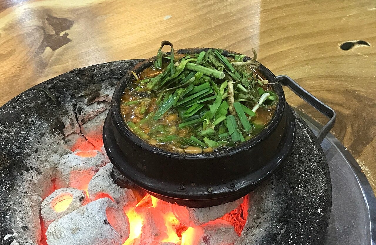炭火の焼き台にのせた、小さなみその鍋。
