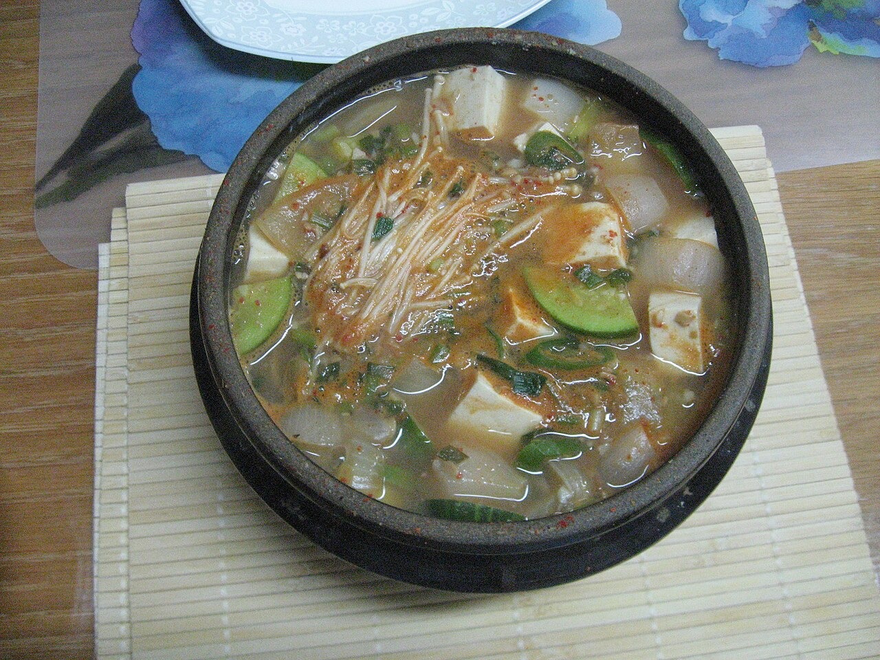 きのこや豆腐がよく見えるテンジャンチゲ。