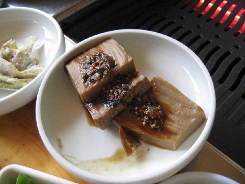 切ったトトリムクにしょうゆの薬味を添える型。