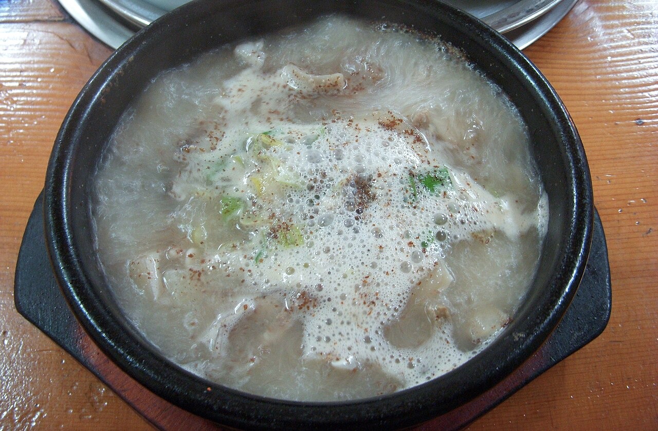 豚肉の白い汁を黒い鍋に盛ったテジクッパ。