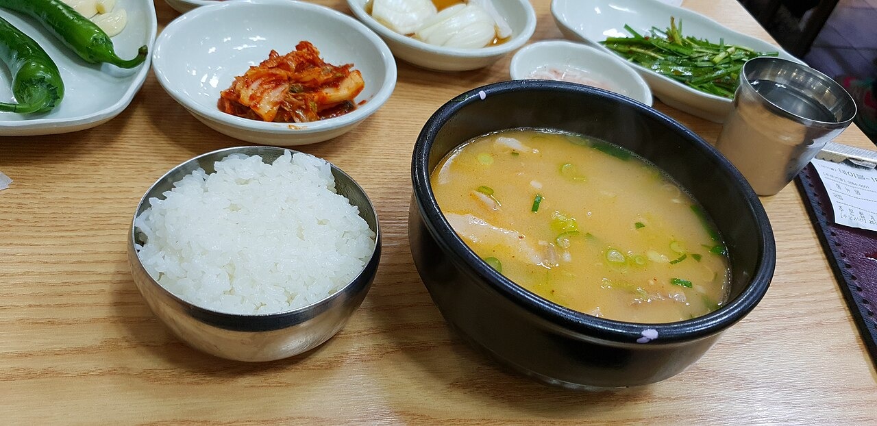 飯と小皿を並べたテジクッパの食卓。